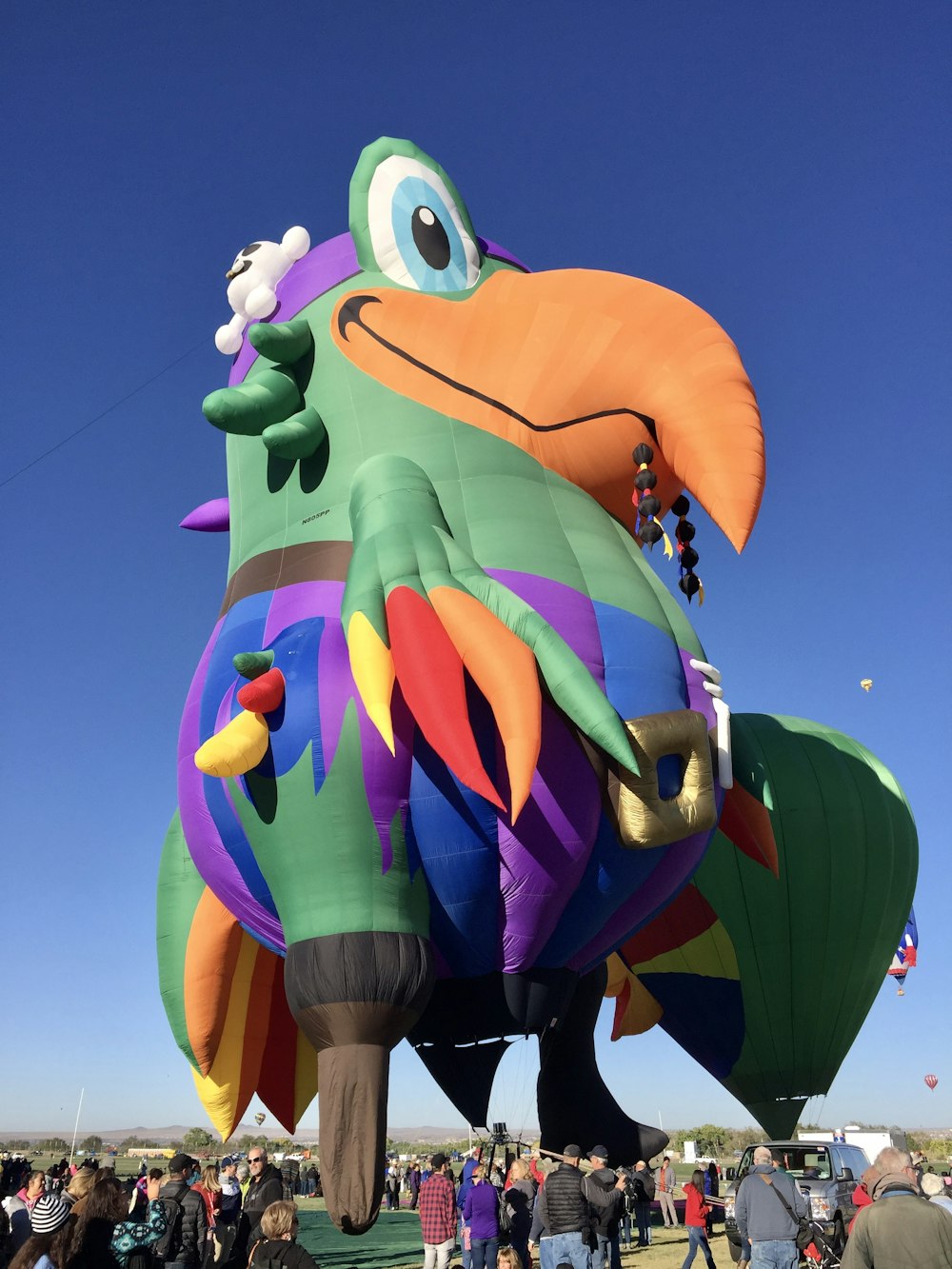 um grande balão colorido