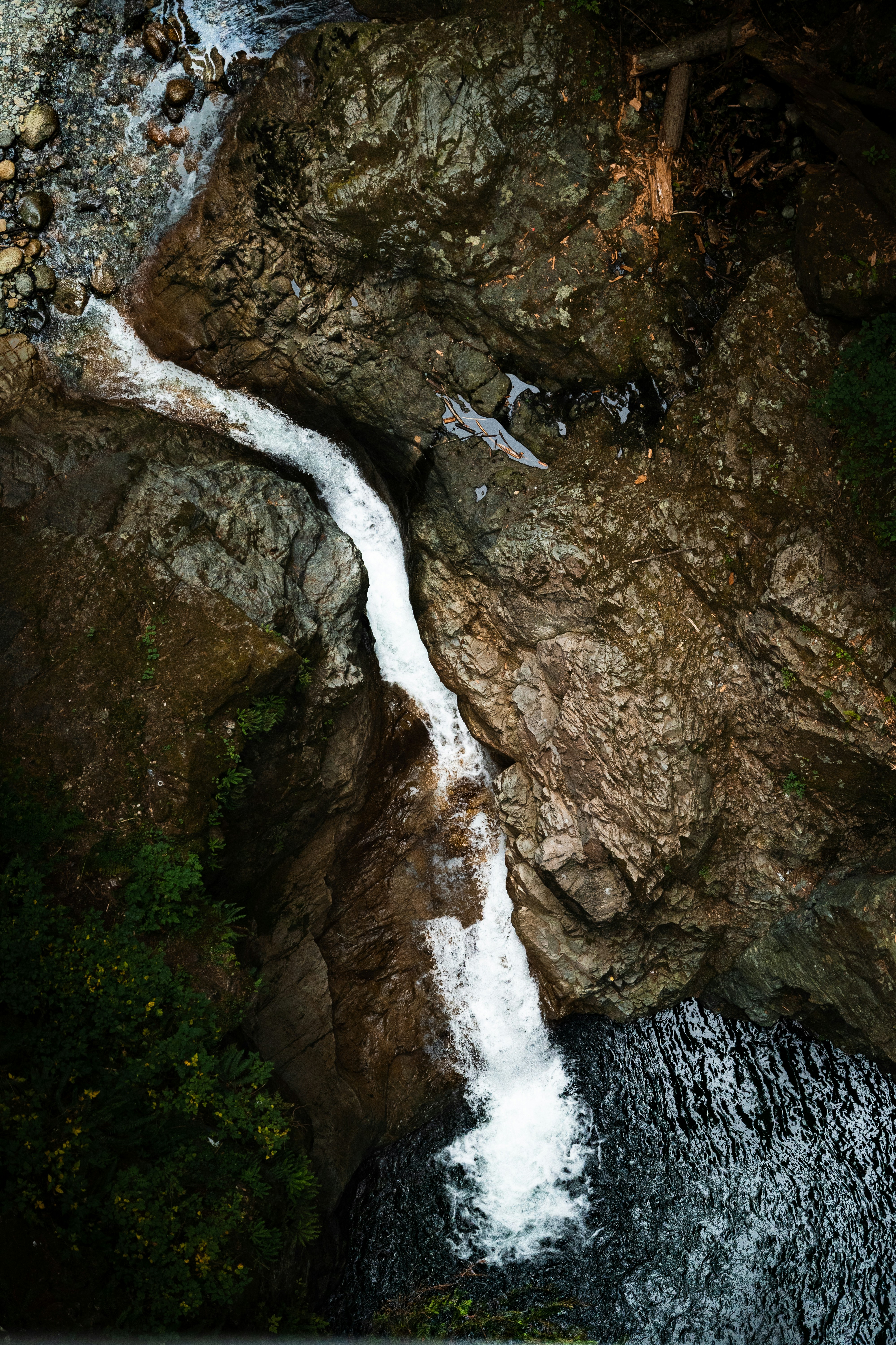 photo-1664849274285-e4e1842174af?crop=entropy&cs=srgb&fm=jpg&ixid=M3wzMjkxMTJ8MHwxfHNlYXJjaHw3fHxDYWNob2VpcmElMjBlbSUyMGFtYmllbnRlJTIwbmF0dXJhbHxlbnwwfHx8fDE3NjQyNzA1NDF8MA&ixlib=rb-4.1 Descubra as Melhores Cachoeiras Perto de Você: Guia Completo