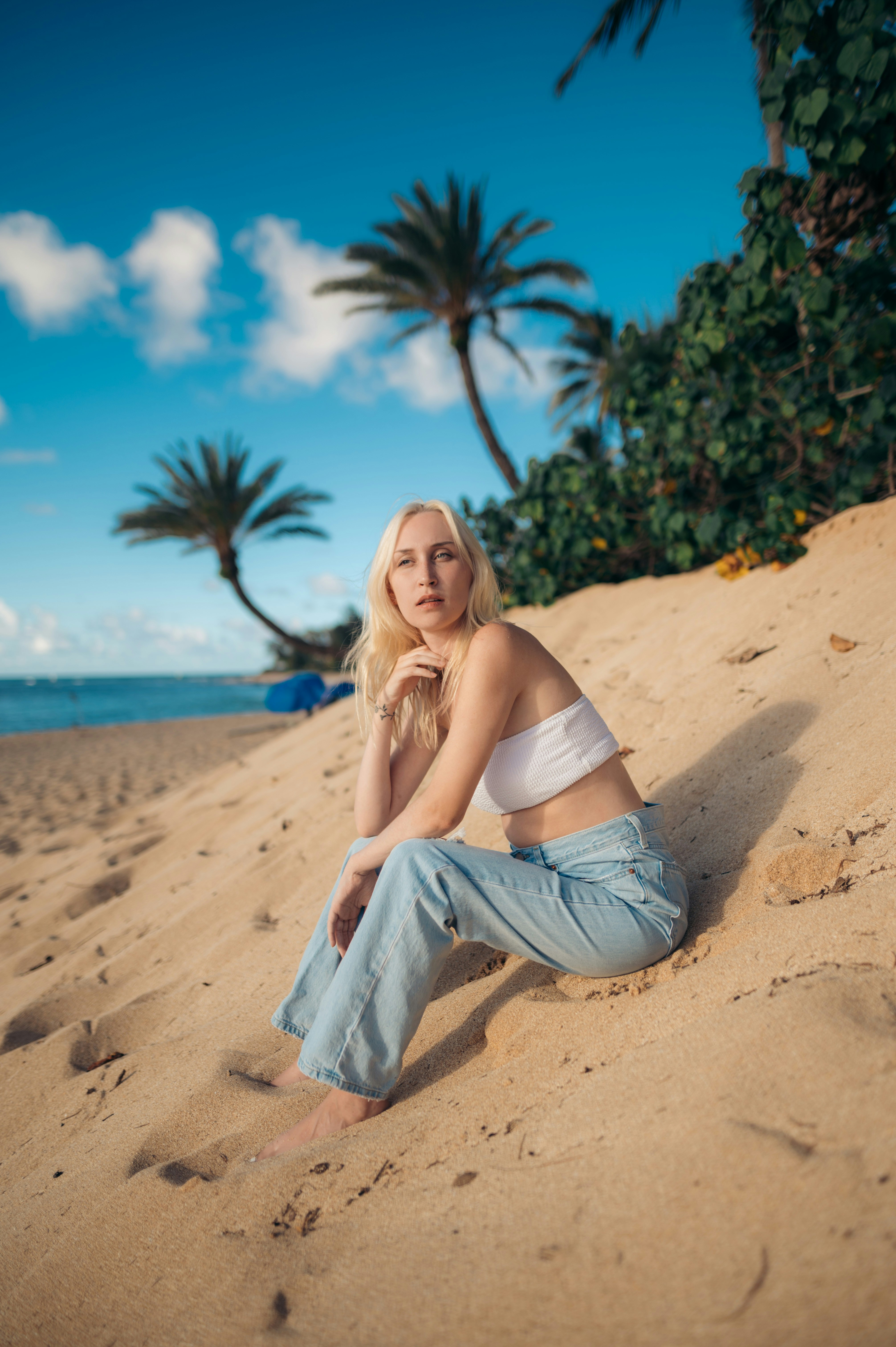 ビーチに座っている人