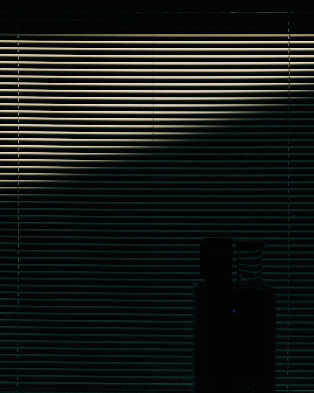 Una foto en blanco y negro de una ventana