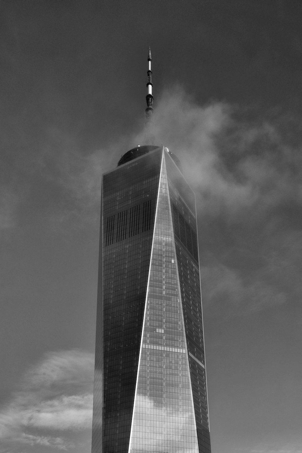 Un edificio alto con un cohete en la parte superior