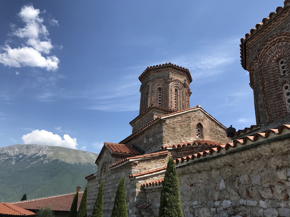 Un edificio de piedra con una torre