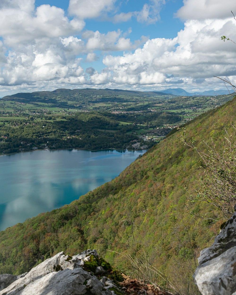 Un lago circondato da colline