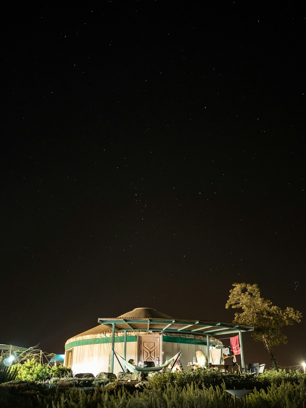 Ein Gebäude mit grünem Dach bei Nacht