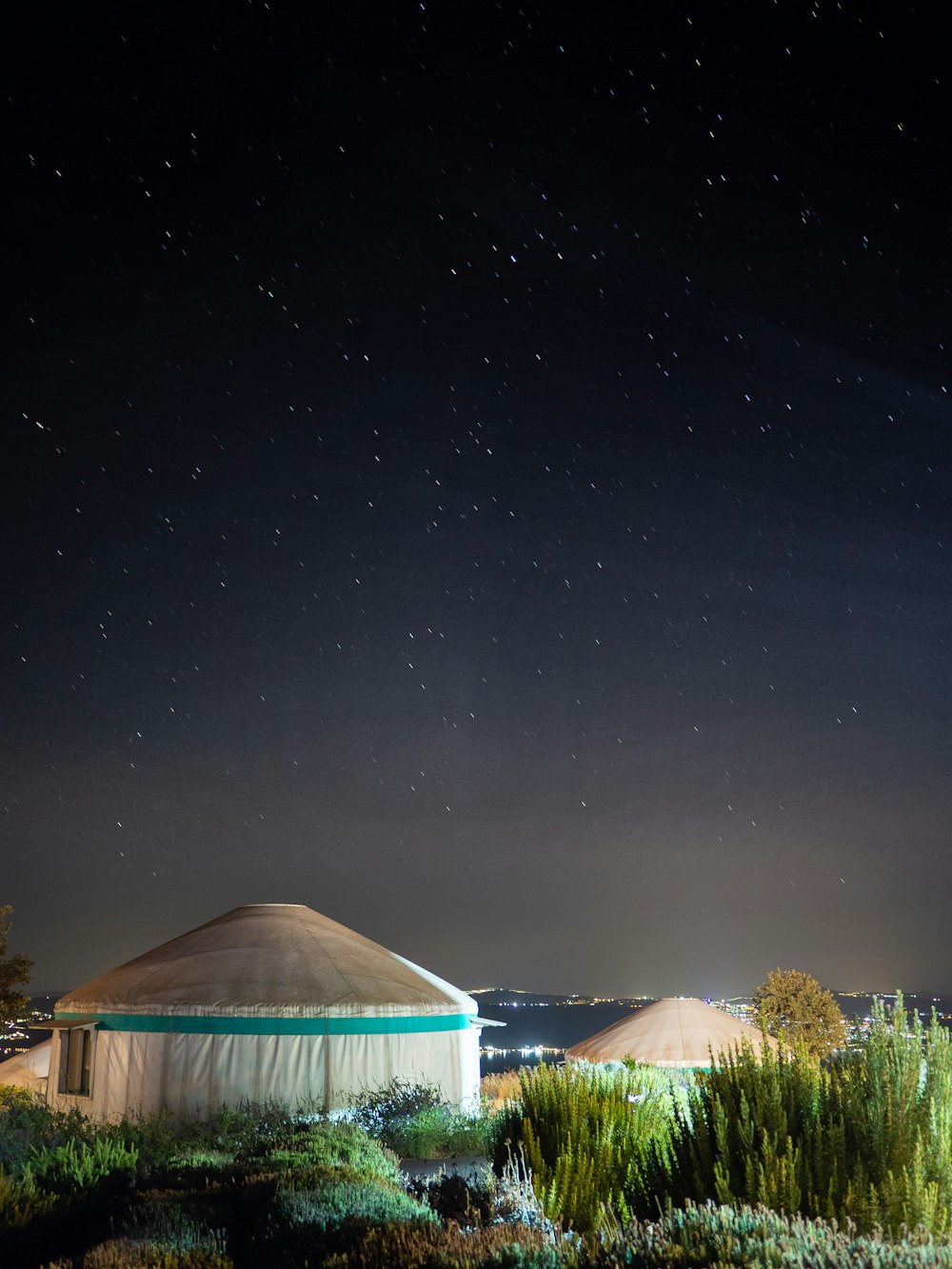 Una casa con un cielo stellato sopra di essa