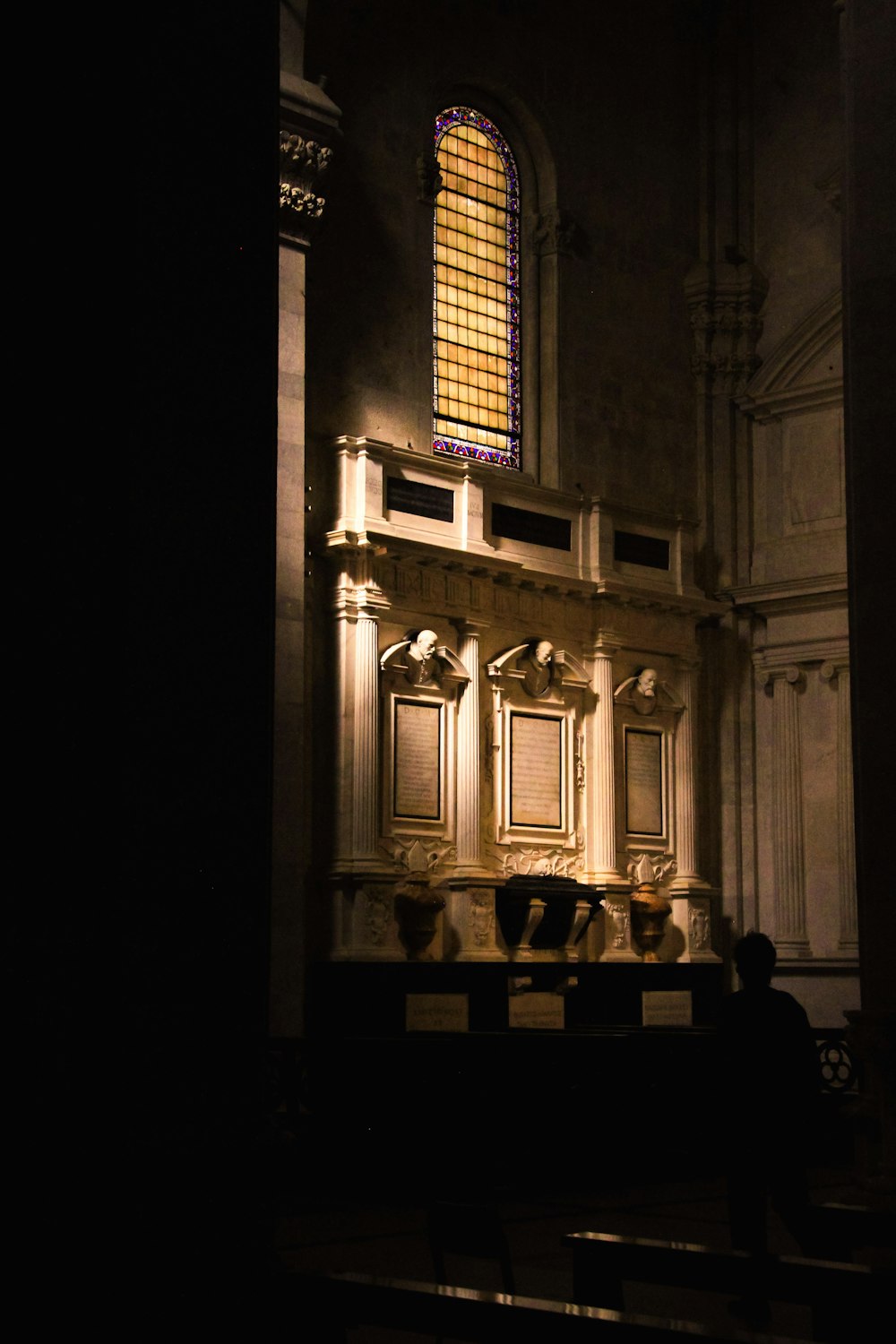 une église avec un grand vitrail