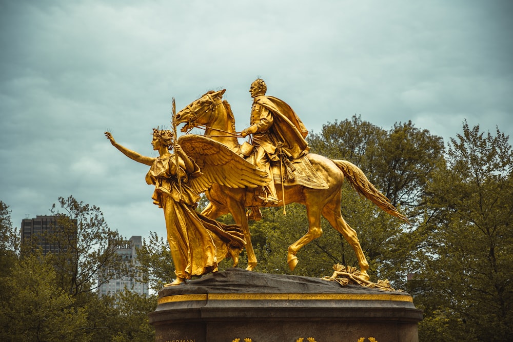 una statua di un uomo e una donna a cavallo