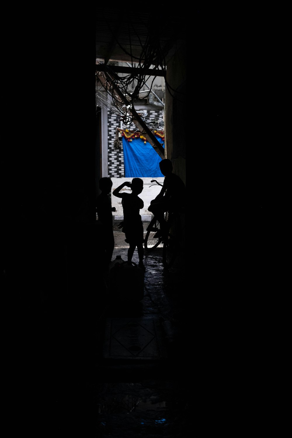 un groupe de personnes debout dans une pièce sombre avec une lumière bleue