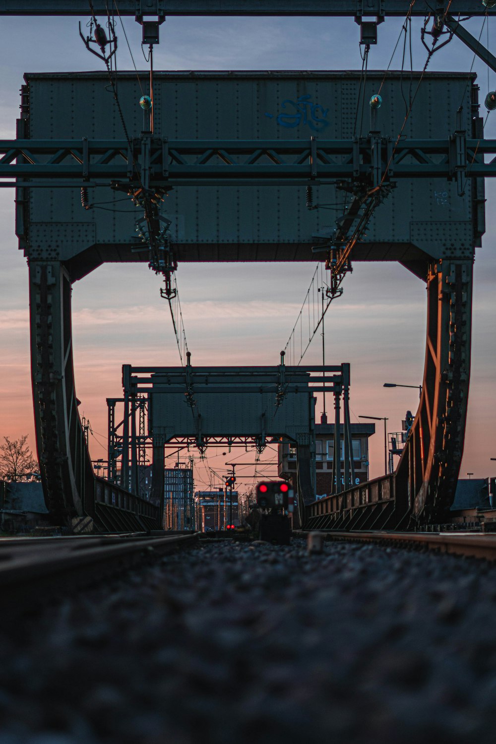 un treno sui binari ferroviari