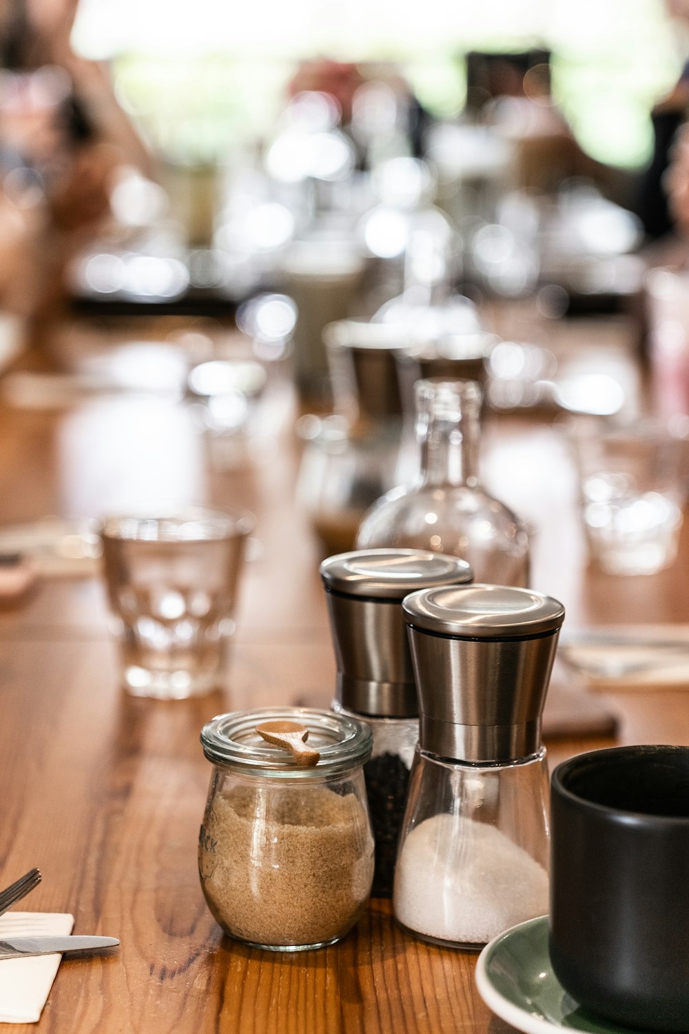 un groupe de bocaux en verre sur une table