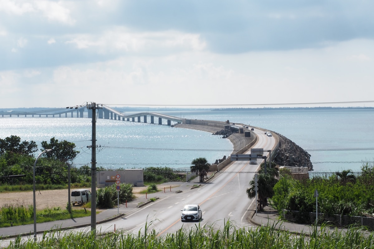 沖繩海岸公路蜿蜒跨越藍色海面的自駕風景