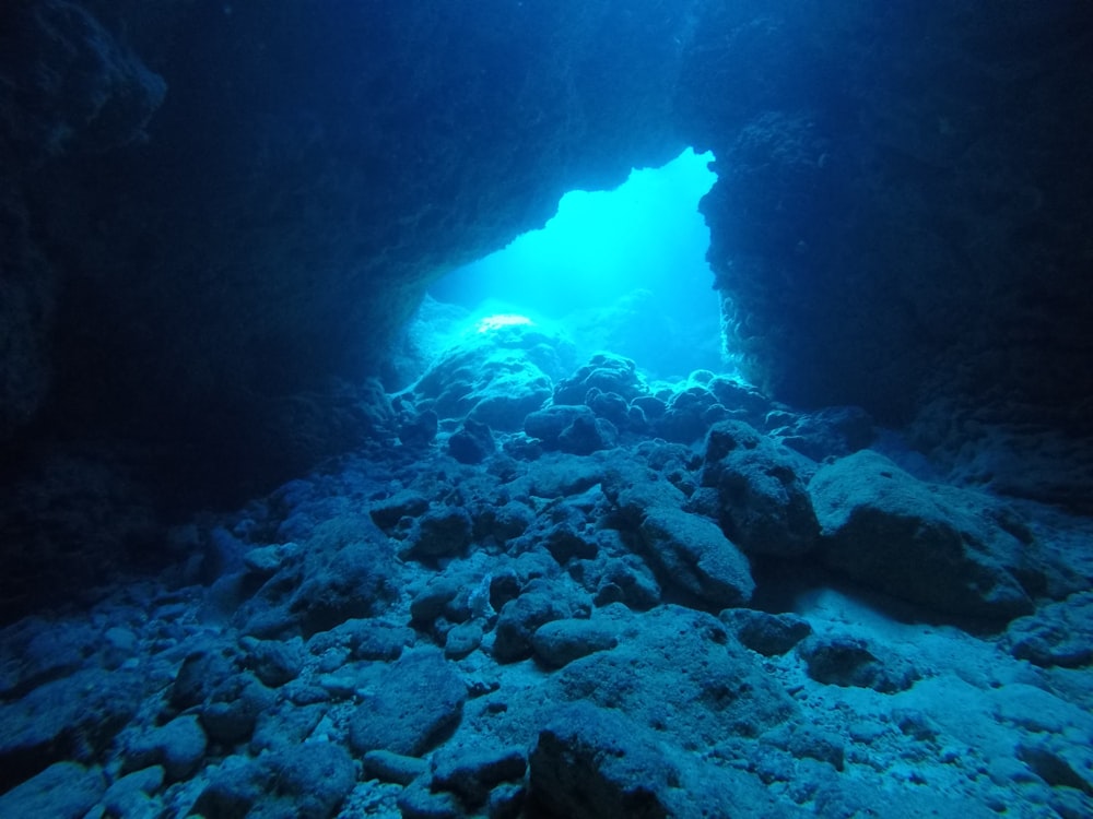 uma grande caverna subaquática