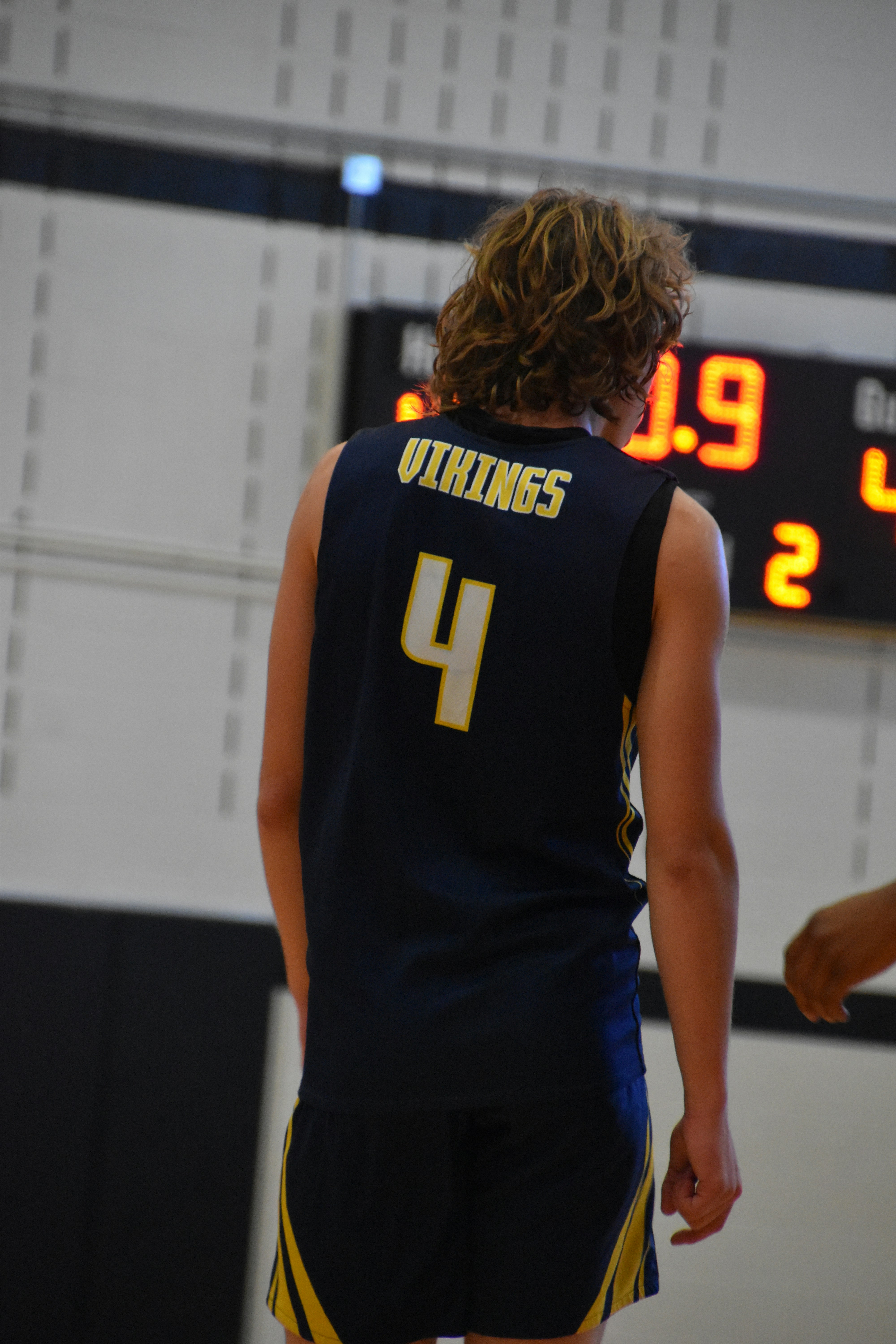 une personne portant un chandail