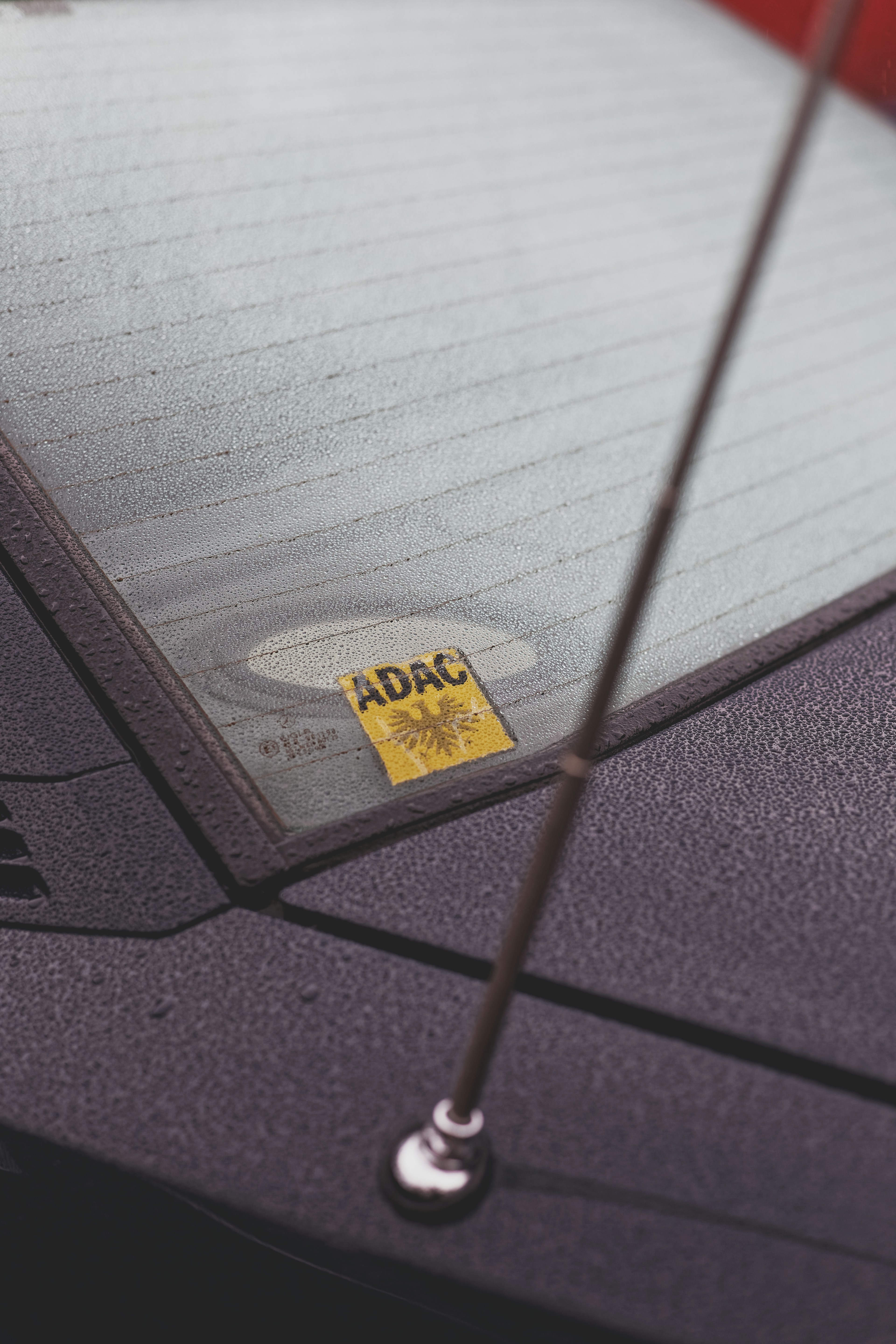 un segno nero e giallo su un palo di metallo