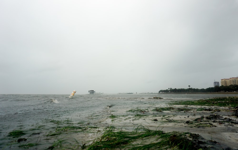 um barco na água