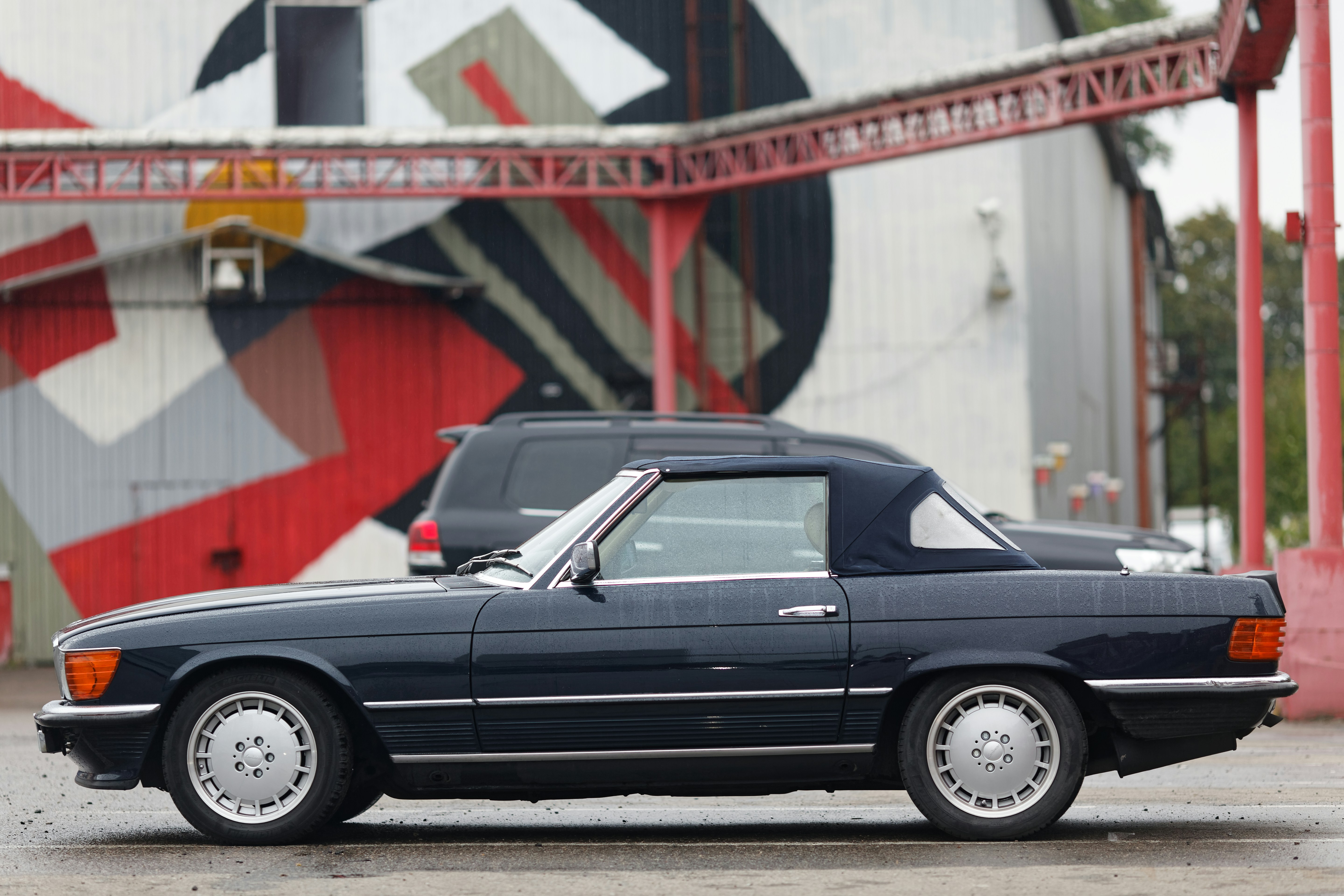 Un'auto nera parcheggiata davanti a un edificio