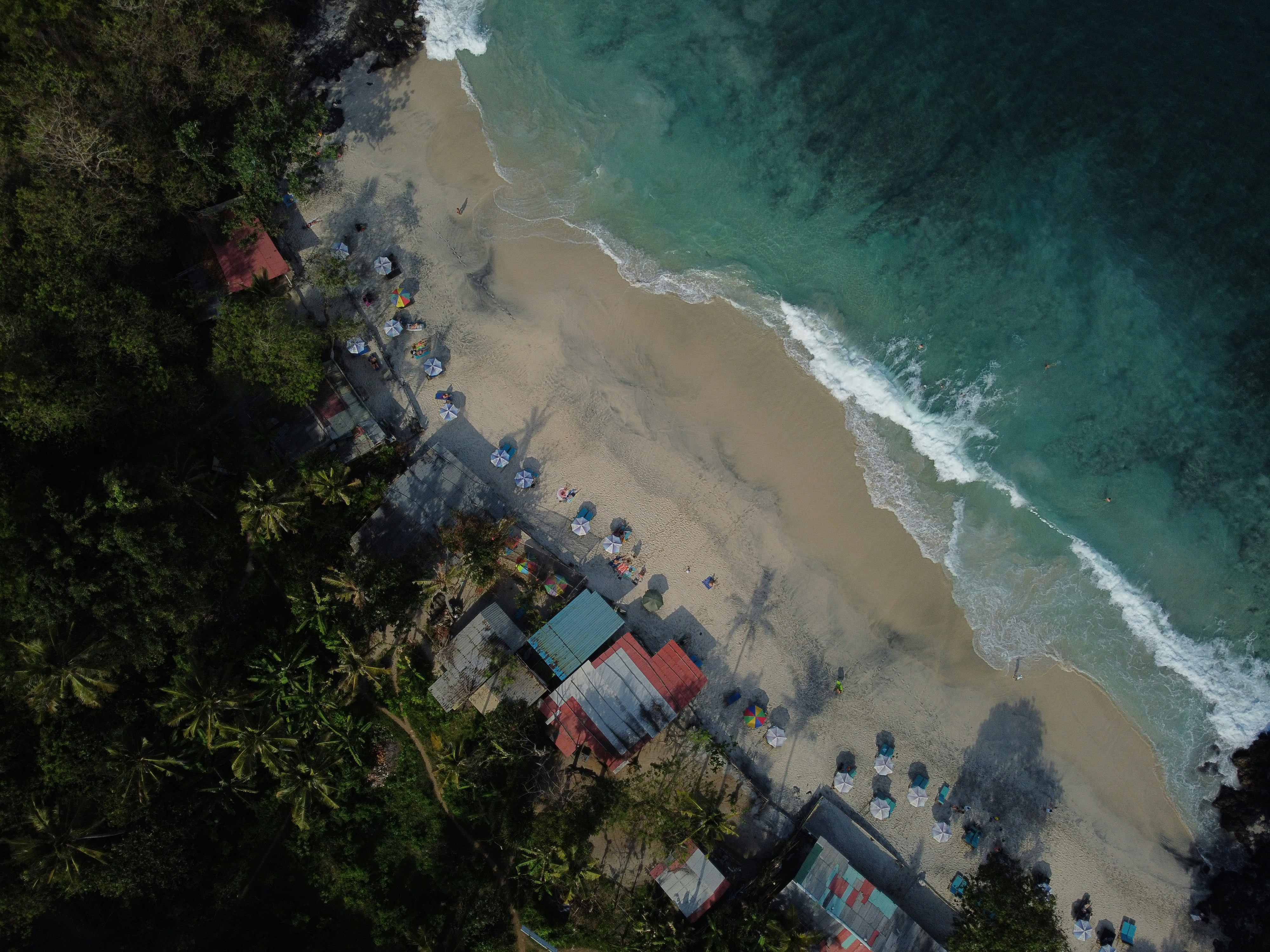 Pantai Indonesia dengan ombak besar