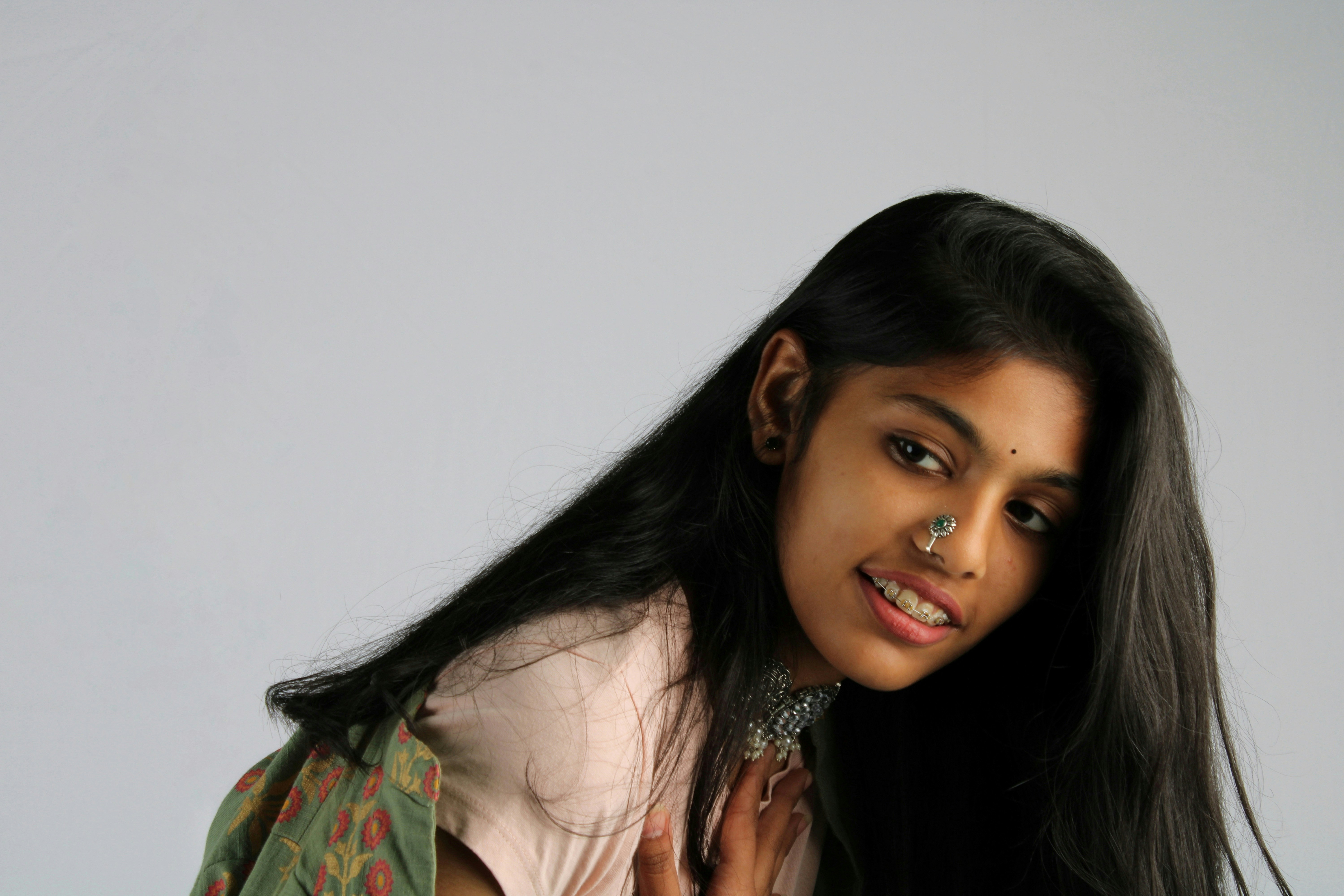 鼻ピアスをした女性のアフターケアのヒント