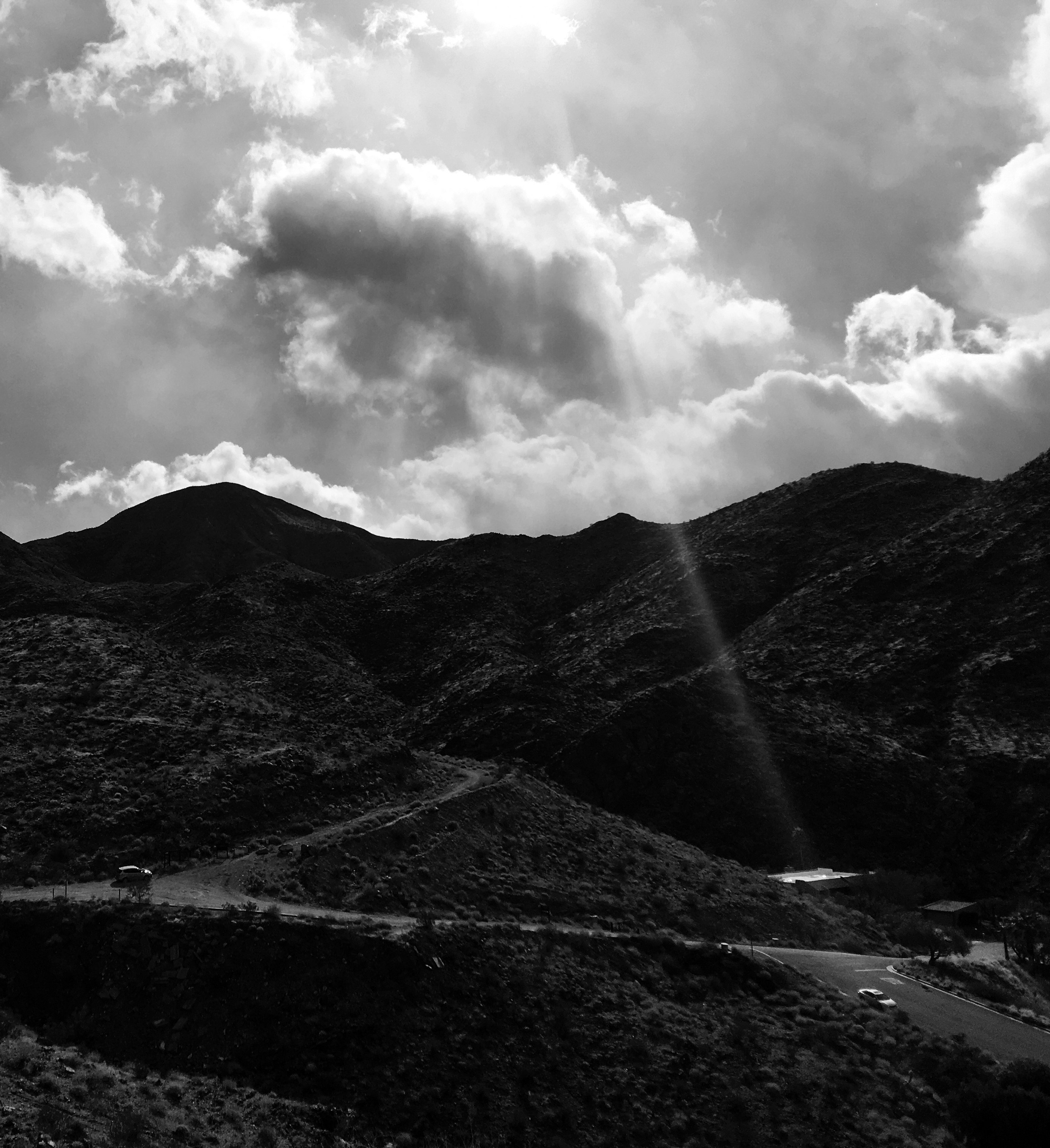 Ein Gebirgszug mit Wolken