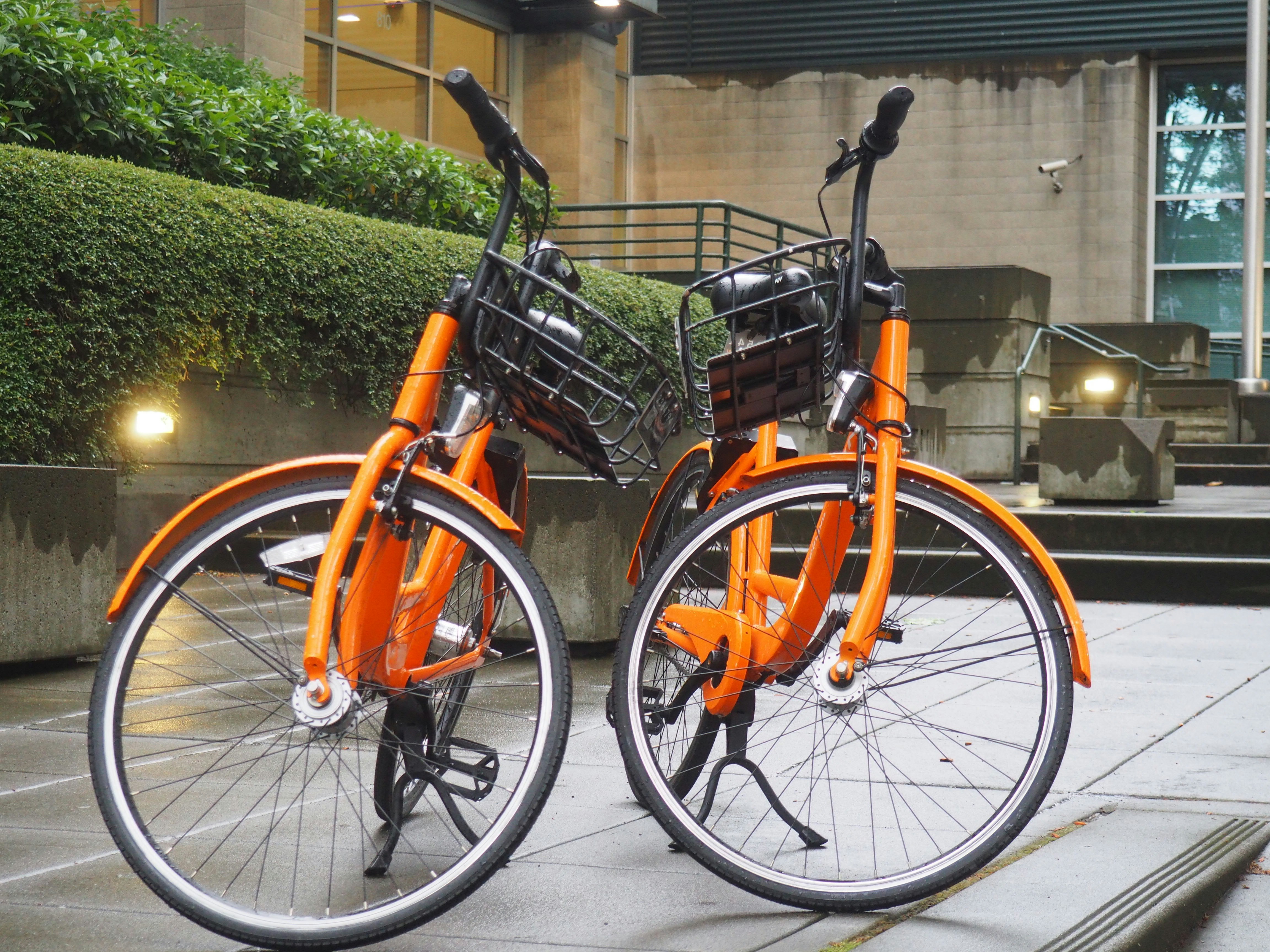 ein Fahrrad, das auf einem Bürgersteig abgestellt ist