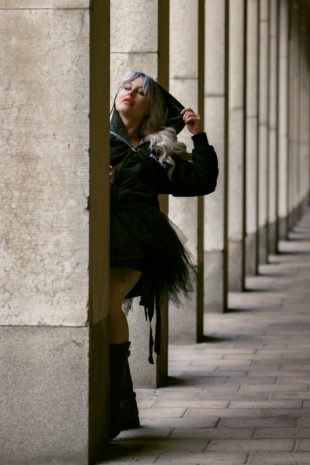 una persona in un cappotto nero