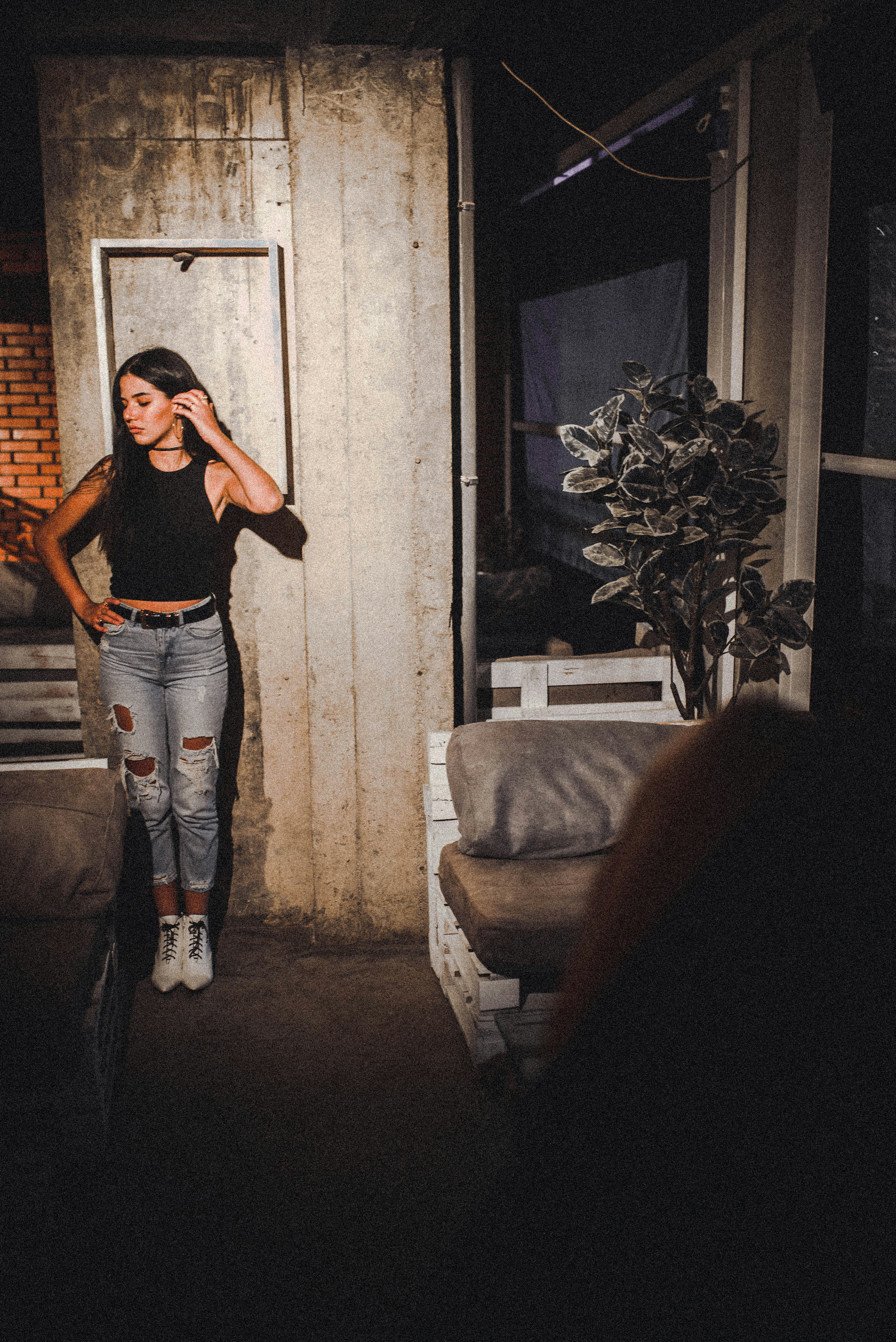 una persona hablando por teléfono celular