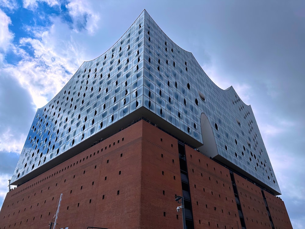 Un grand bâtiment avec un ciel bleu