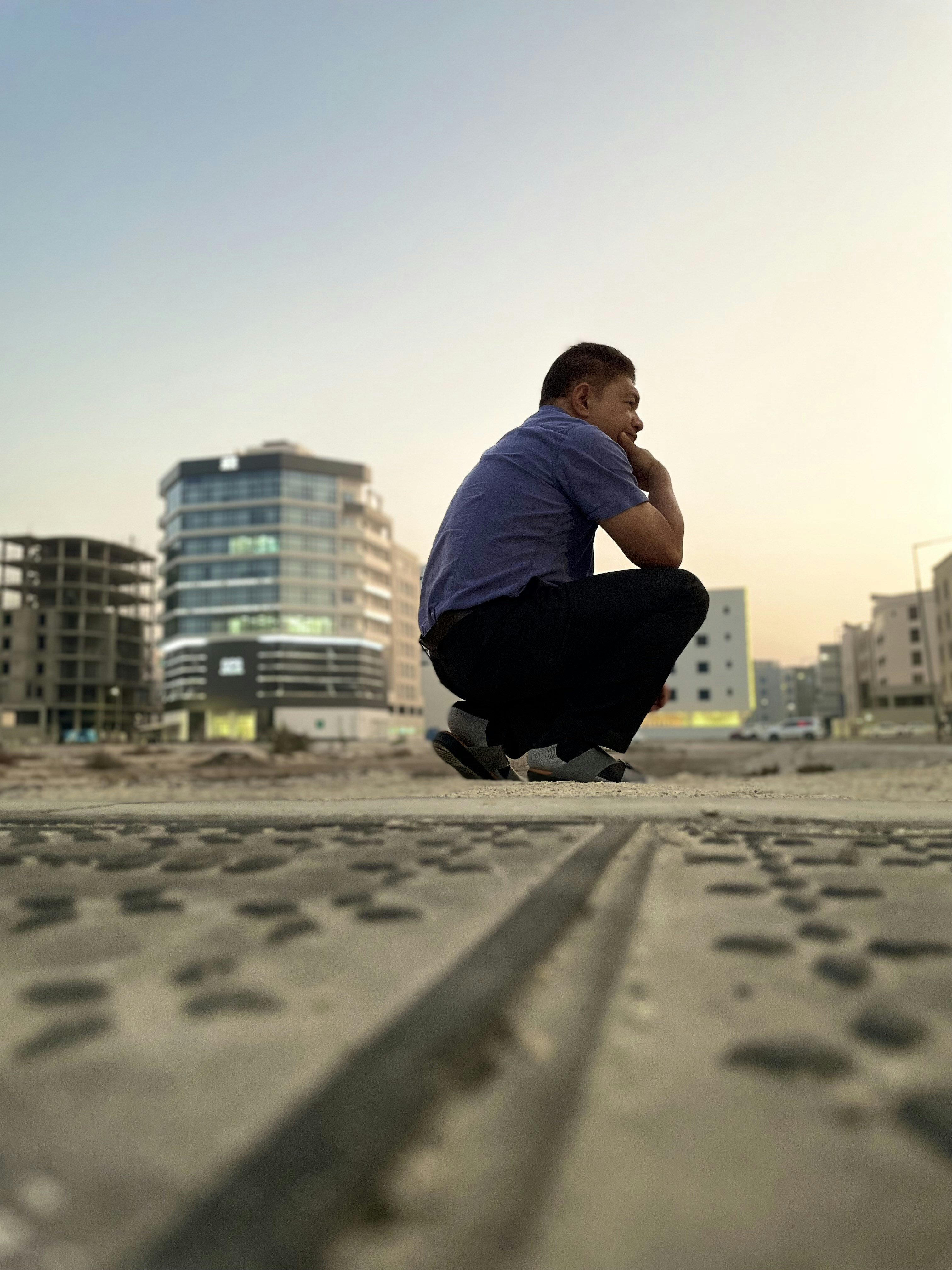 屋根の上に座っている男