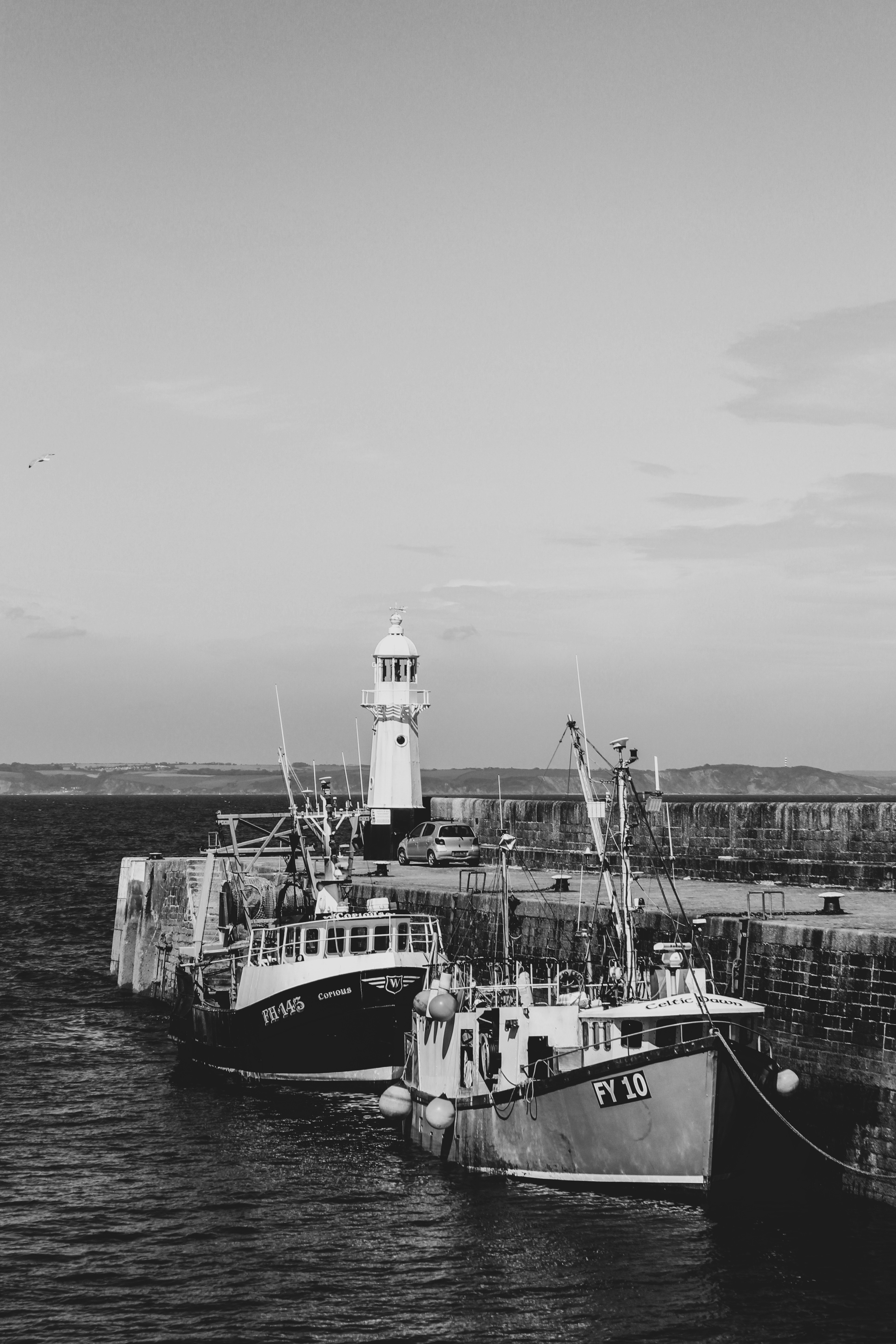 gray computer monitor