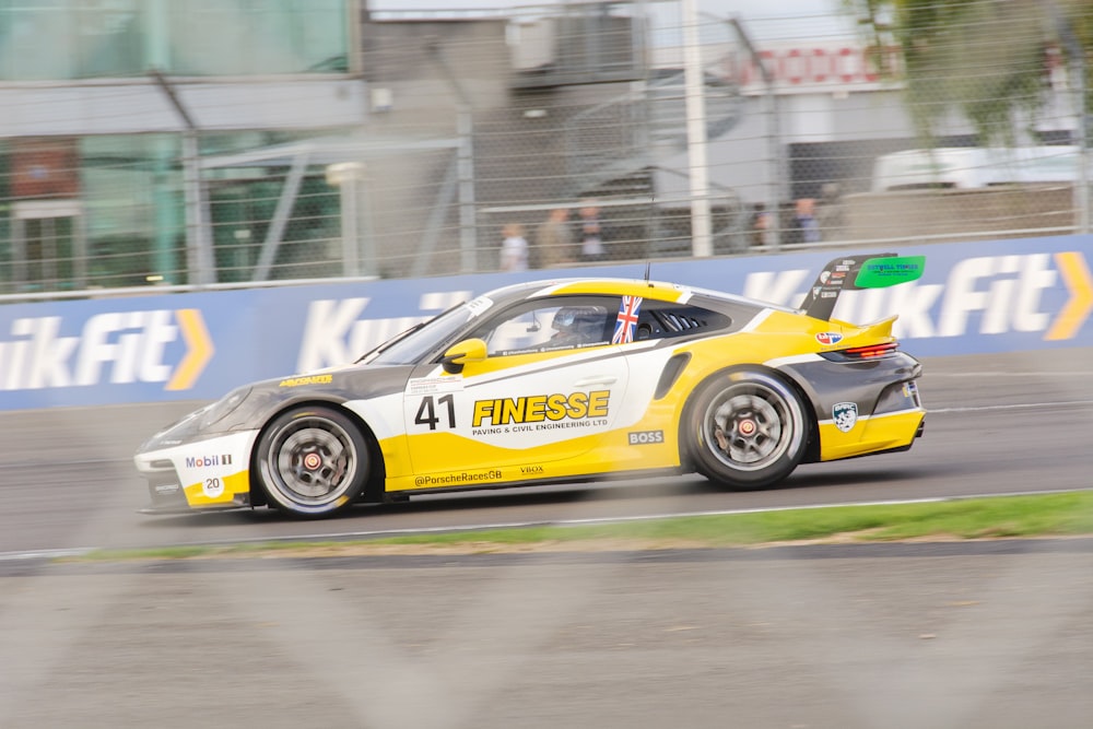 Une voiture de course sur une piste