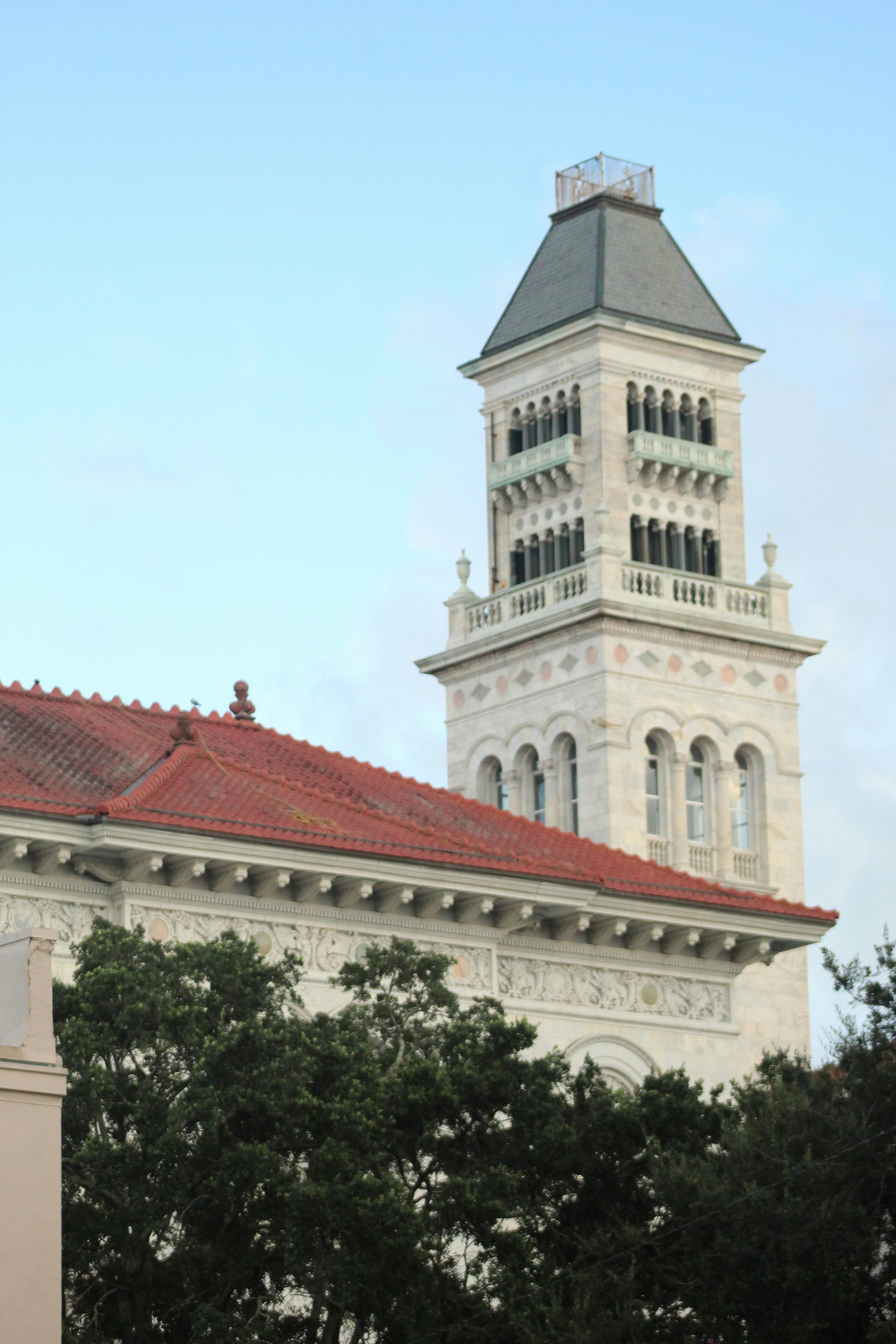 A building with a tower photo – Free Architecture Image on Unsplash