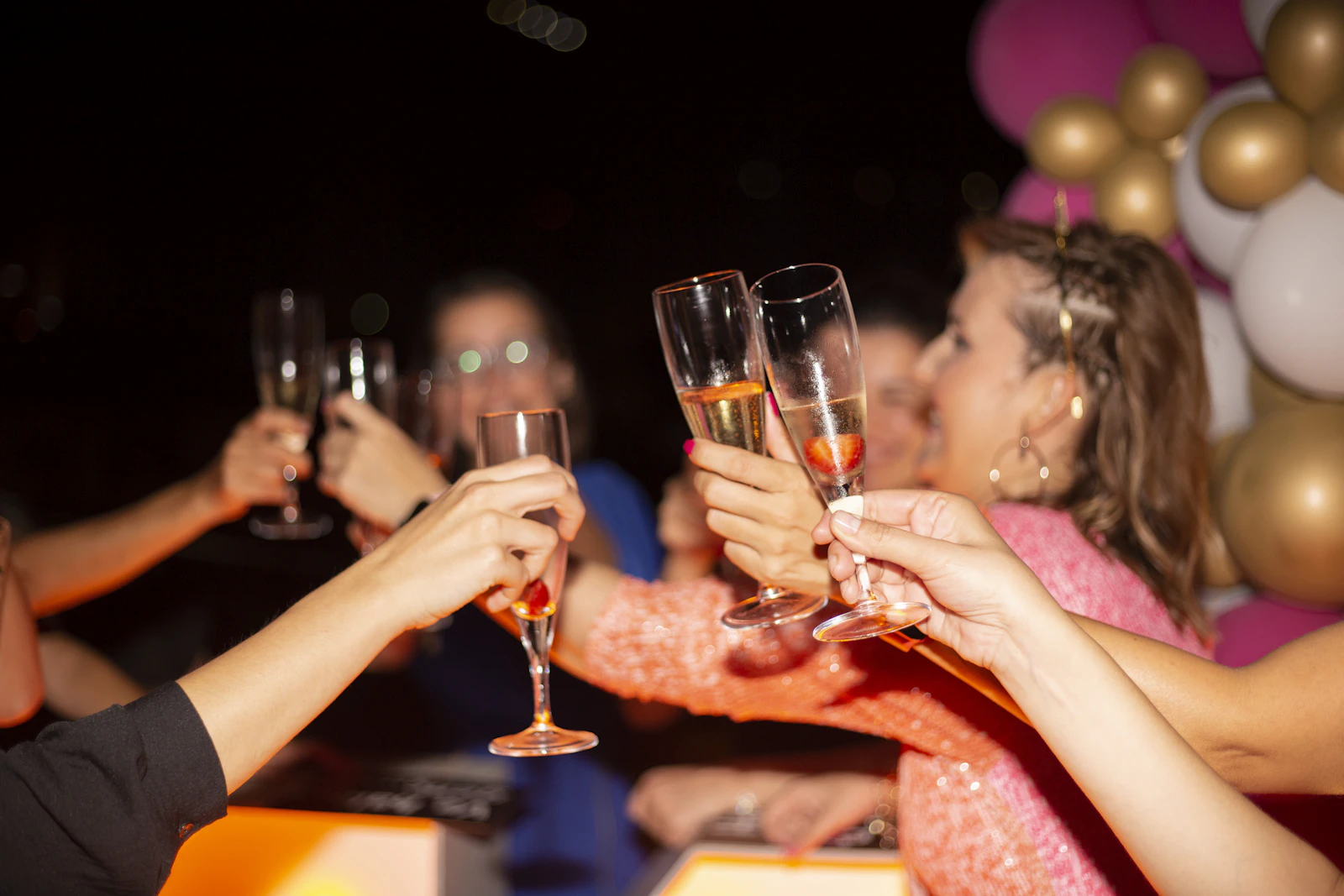 Groep gasten die samen proost tijdens een event