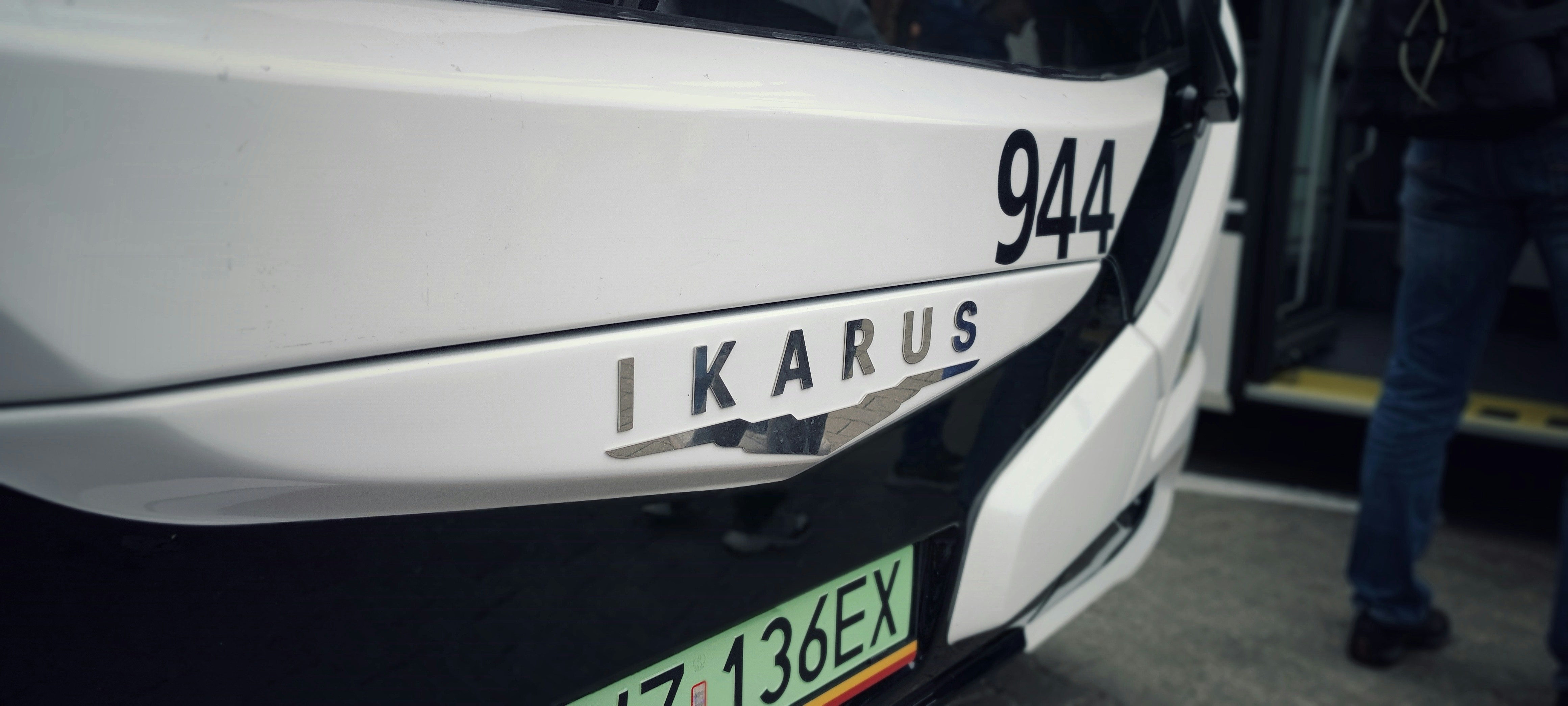 photo-1664930693932-bc659f2f2a35?ixid=M3wxMjA3fDB8MXxzZWFyY2h8MjB8fGNhciUyMHNlcnZpY2VzJTIwdG8lMjBqZmt8ZW58MHx8fHwxNzY5MDA2MDgyfDA\u0026ixlib=rb-4.1.0