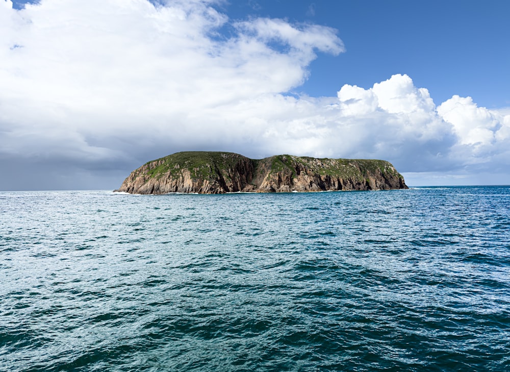 Eine kleine Insel mitten im Ozean