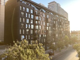 Front view of a residential building in Itaipu neighborhood during golden hour