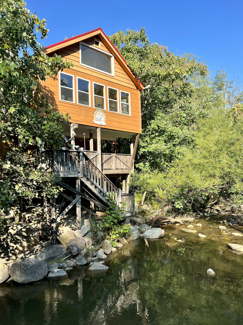 Una casa con un río en frente
