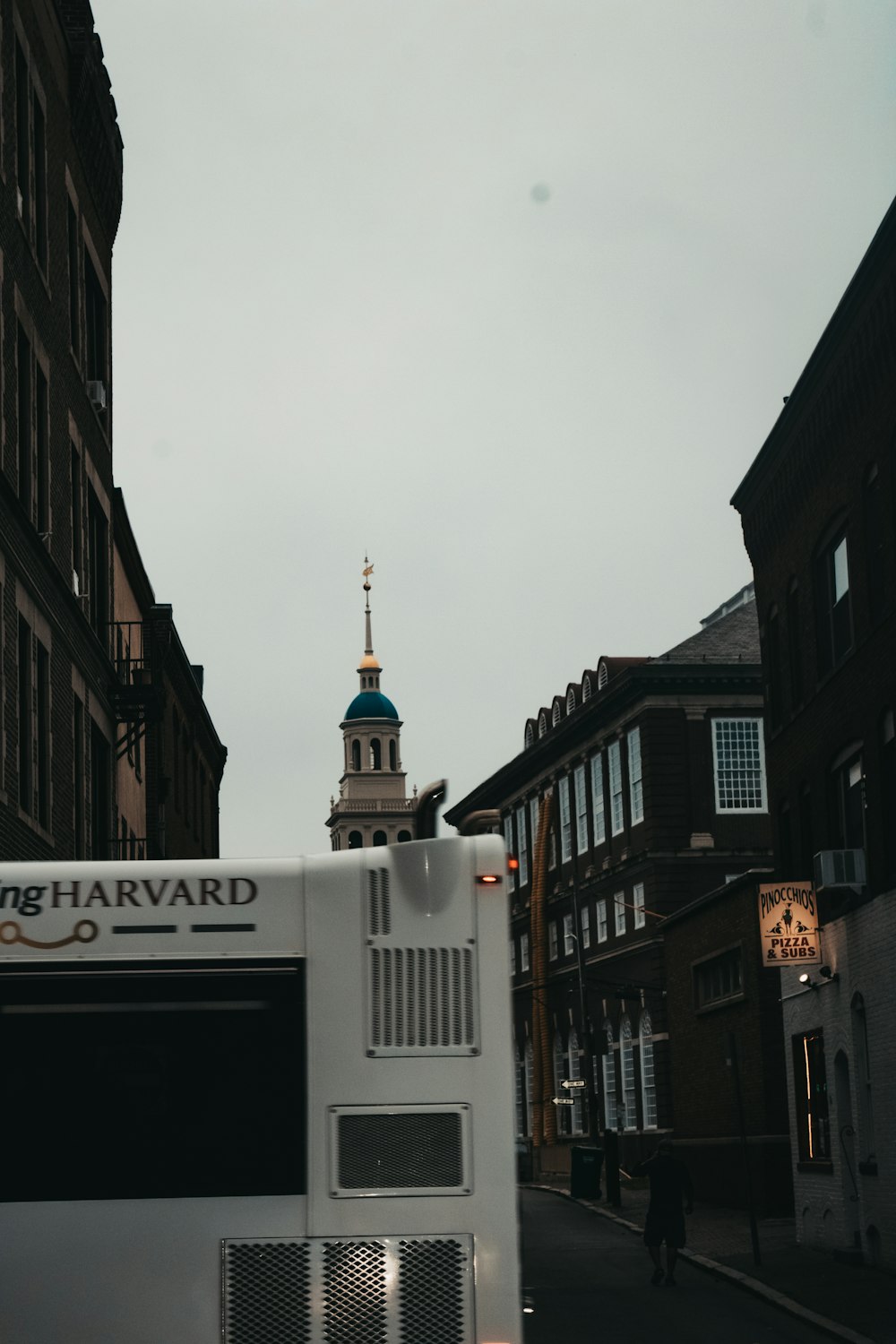 Eine Stadtstraße mit Gebäuden