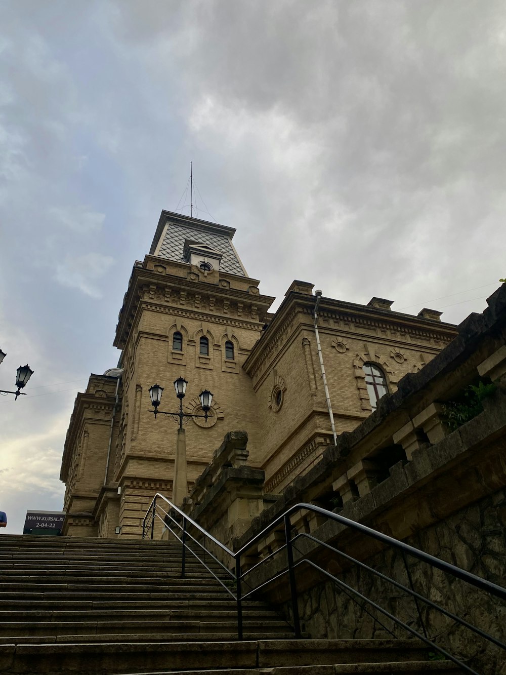 um grande edifício de pedra com uma torre do relógio