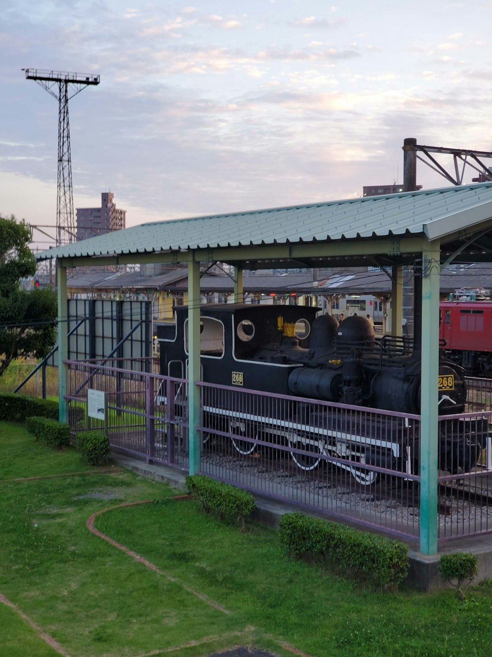 Un tren está estacionado en una estación de tren