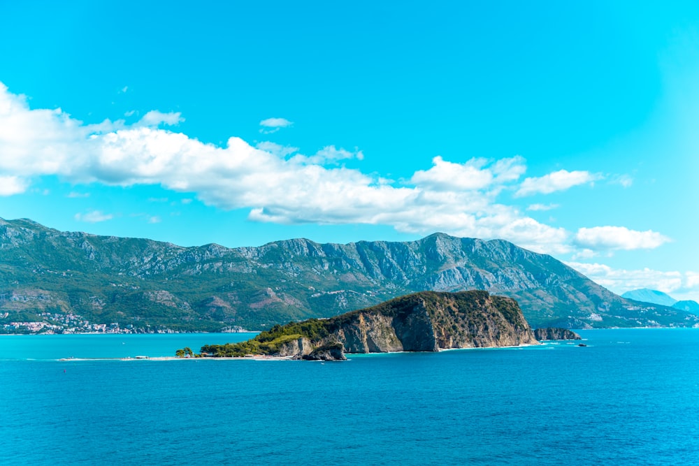 Uno specchio d'acqua con isole e montagne sullo sfondo