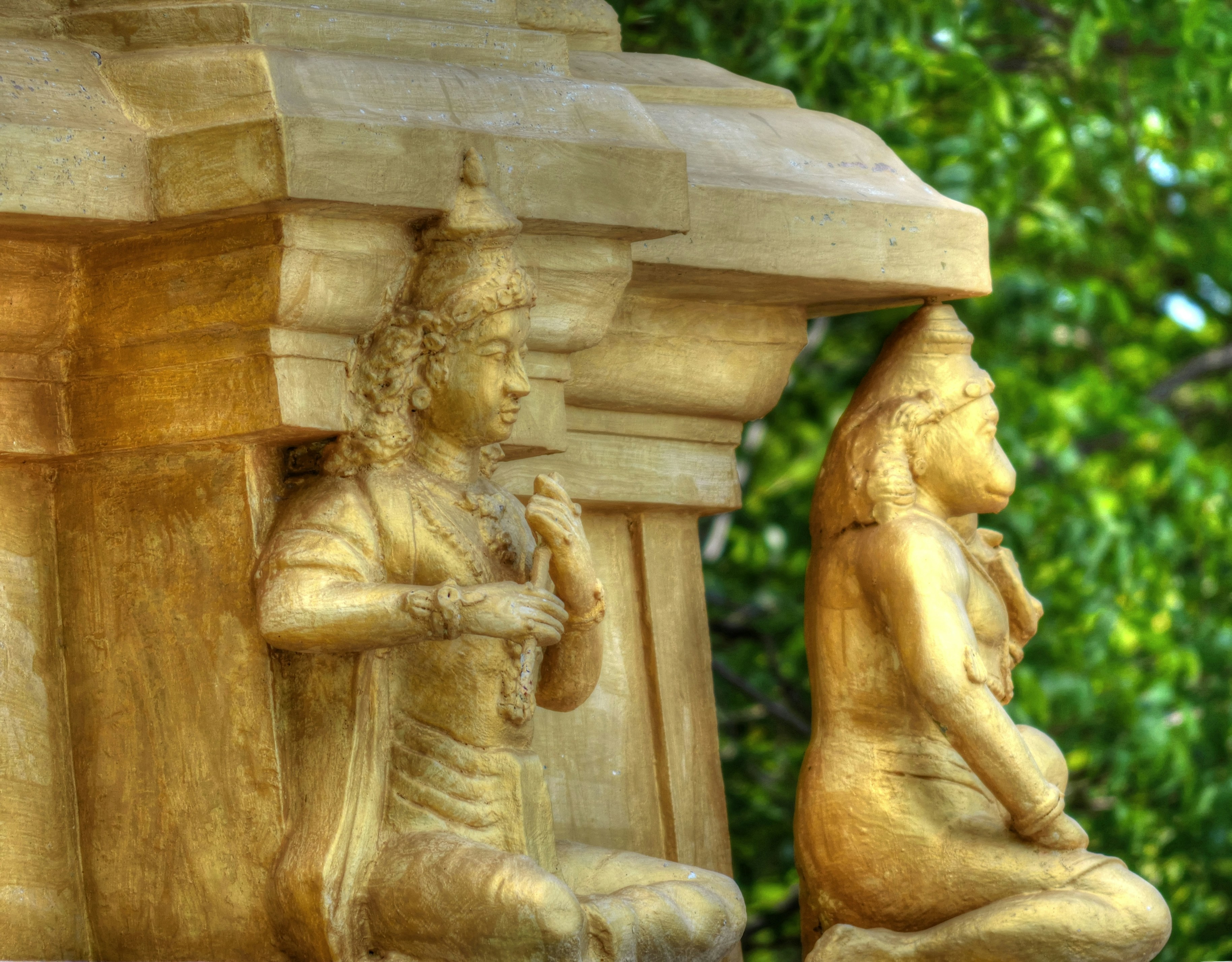 eine Statue einer Frau und eines Mannes