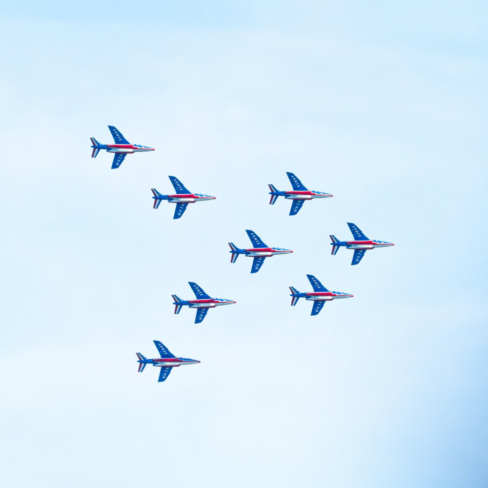 um grupo de aviões azuis voando no céu