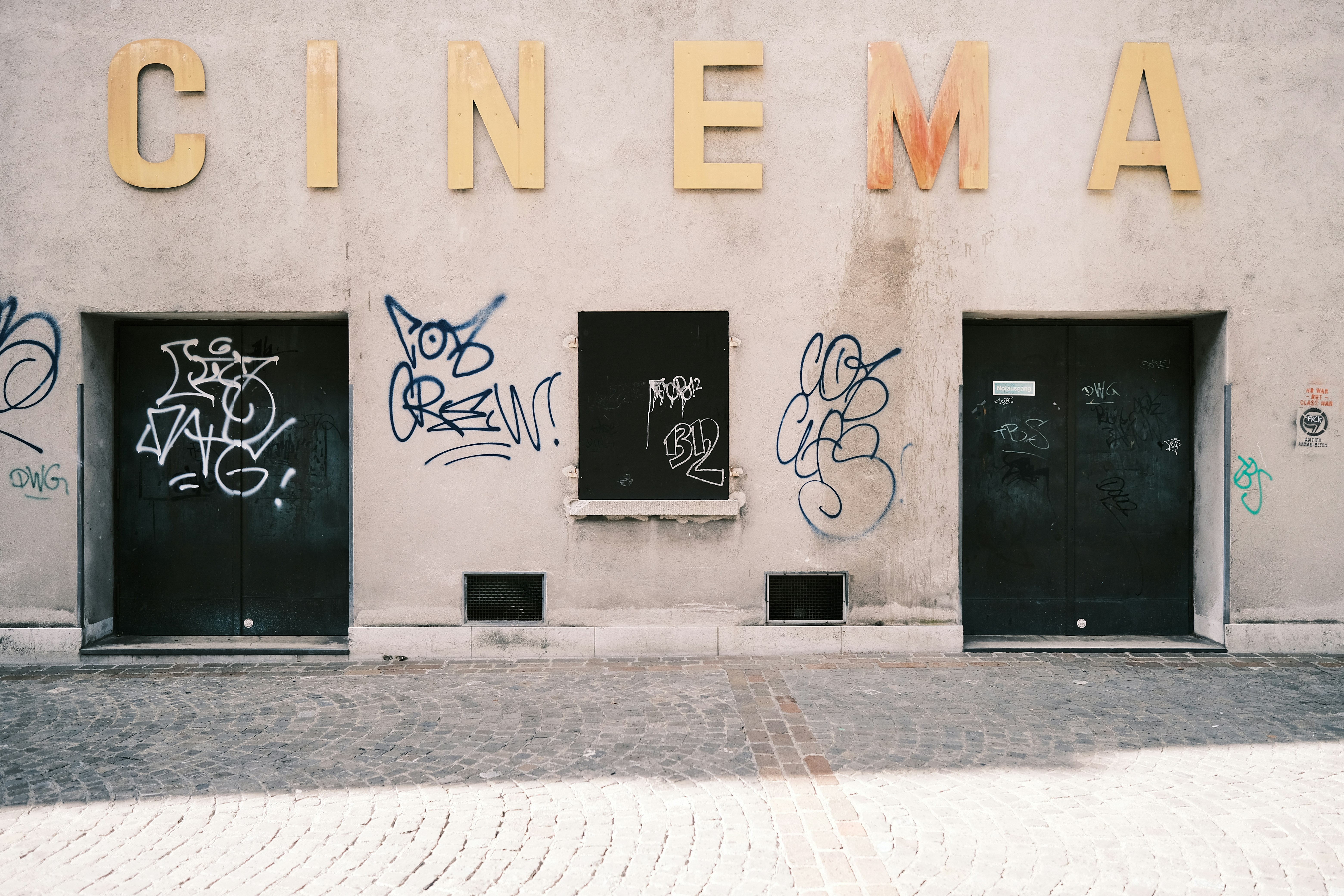 Photo 1664965943537 C684dfe9ef7a?crop=entropy&cs=tinysrgb&fit=max&fm=jpg&ixid=M3w4MTM0ODh8MHwxfHNlYXJjaHwxOXx8dGhlYXRlciUyQyUyMGZpbG0lMkMlMjB2aWRlbyUyQyUyMGFuZCUyMHZpc3VhbCUyMGFydHN8ZW58MHwwfHx8MTc2MDcxODg3N3ww&ixlib=rb 4.1