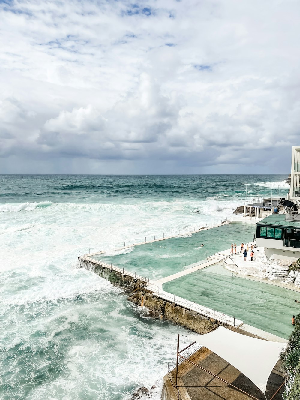 Une plage avec des vagues qui s’écrasent contre le rivage