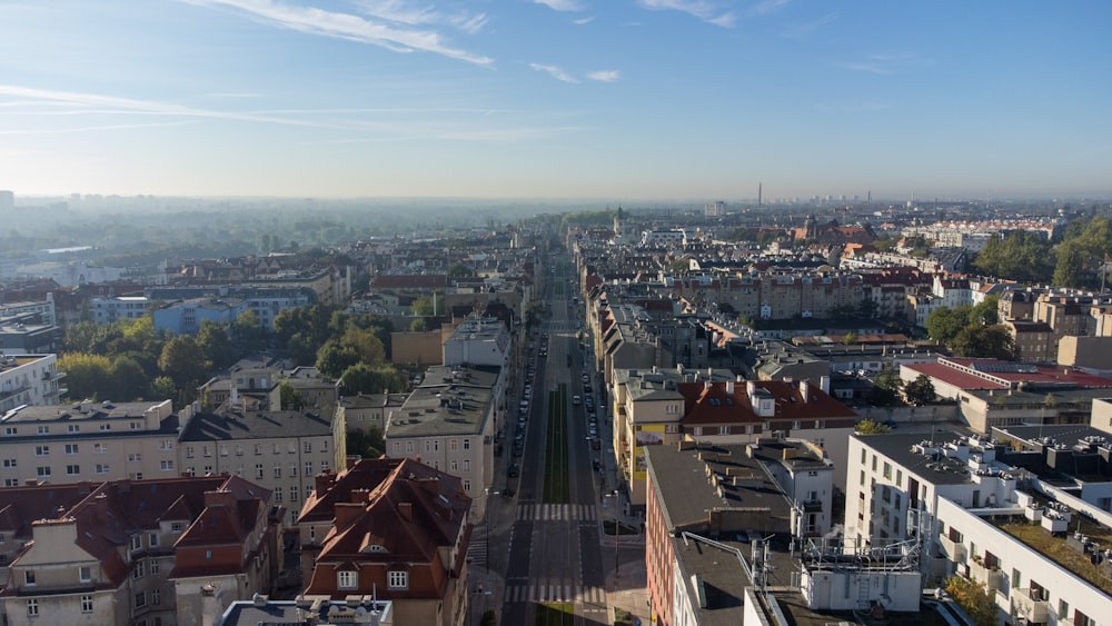 Une ville avec de nombreux bâtiments