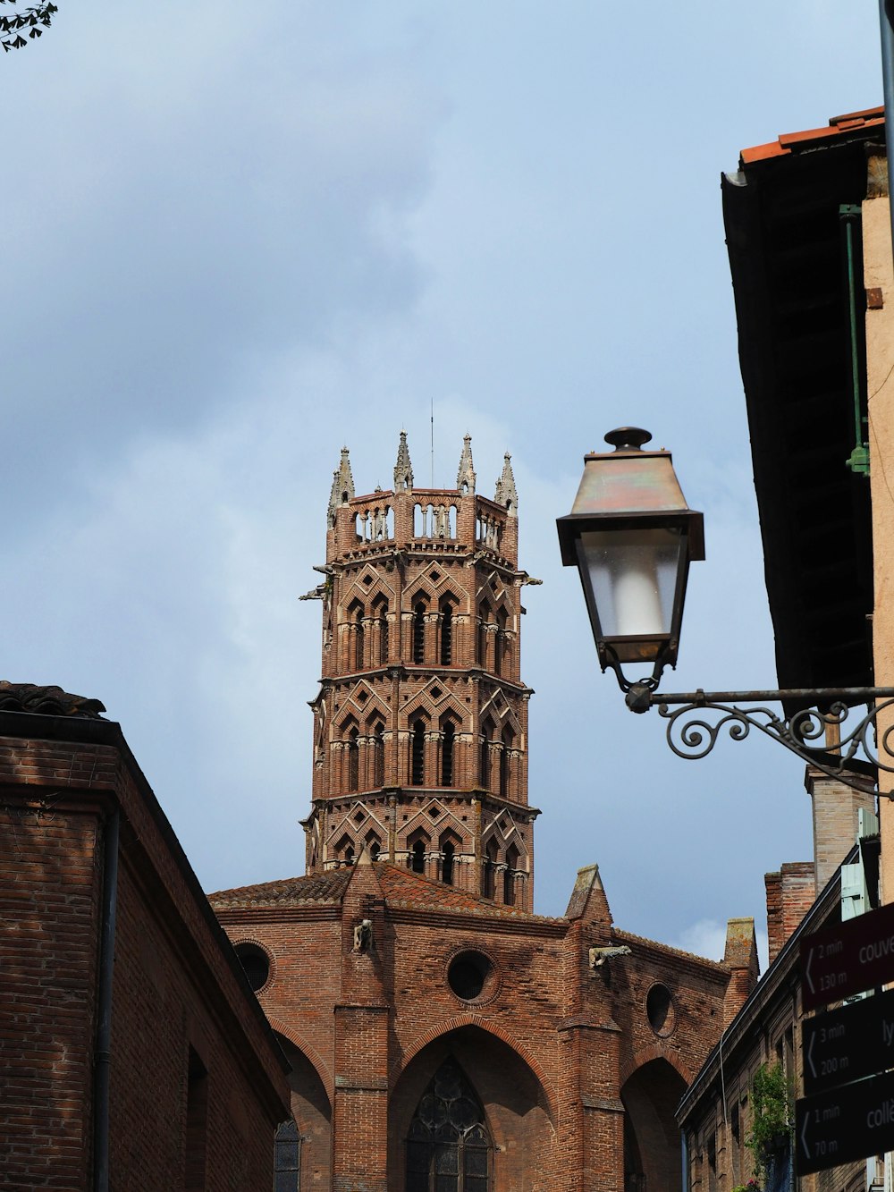 Un edificio de ladrillo con una torre