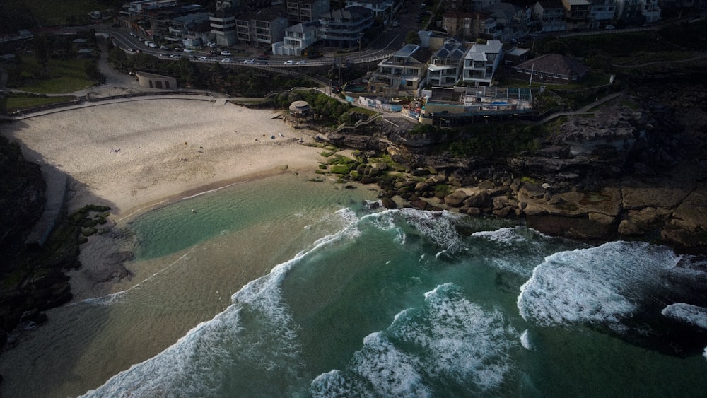 une plage avec des maisons et de l’eau