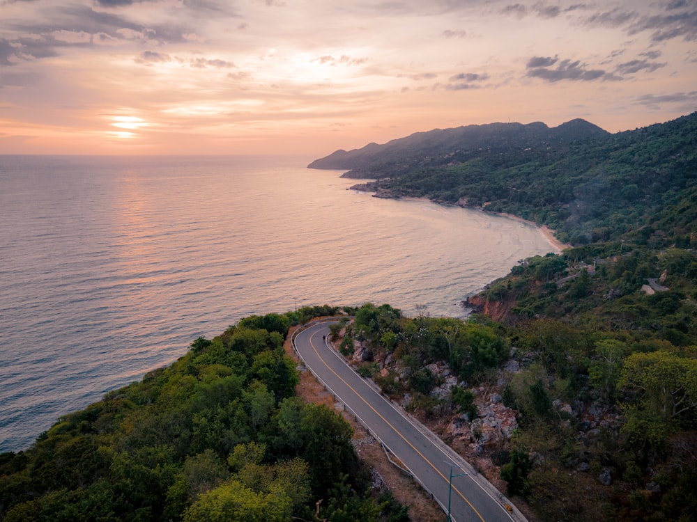 una strada accanto a uno specchio d'acqua