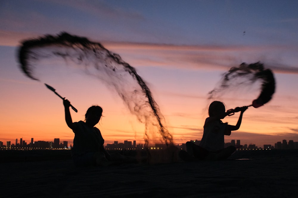 Un par de niños disparando un arma