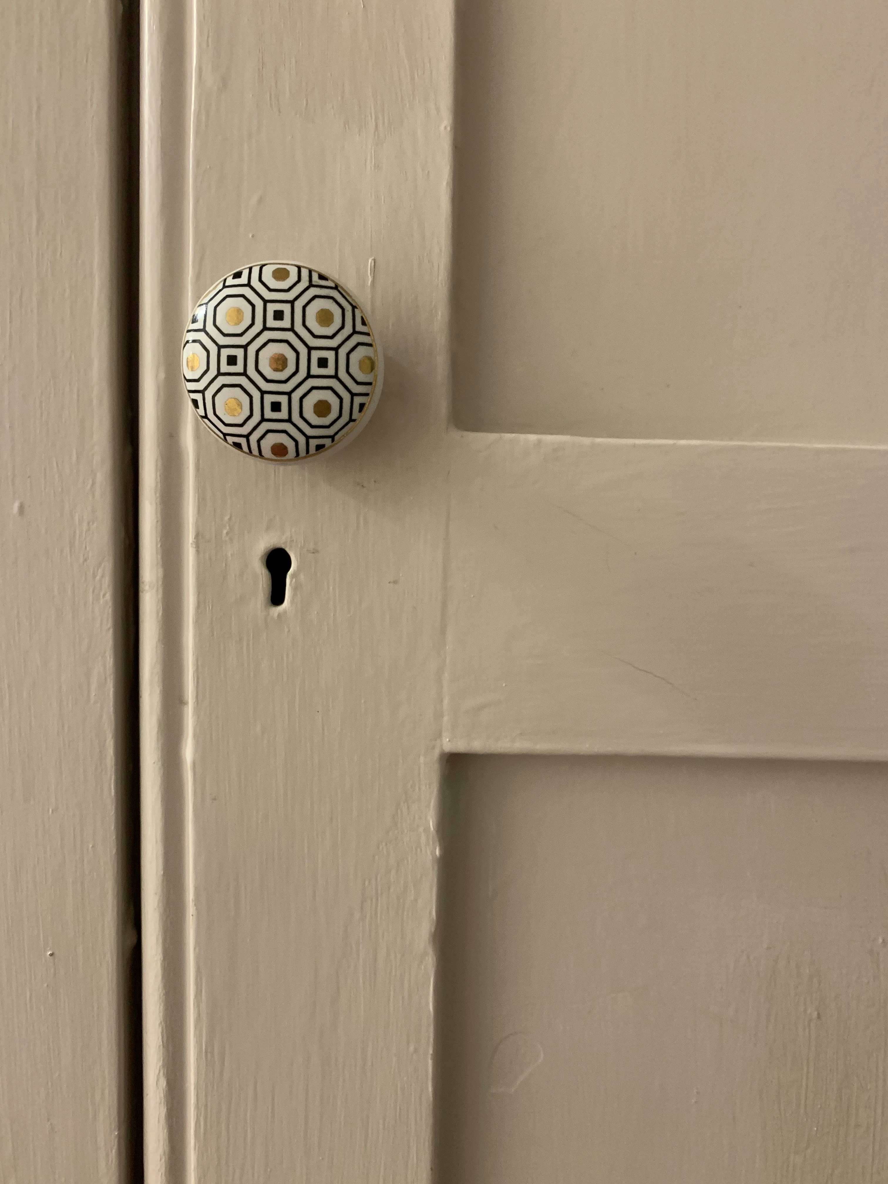 a door knob on a wall